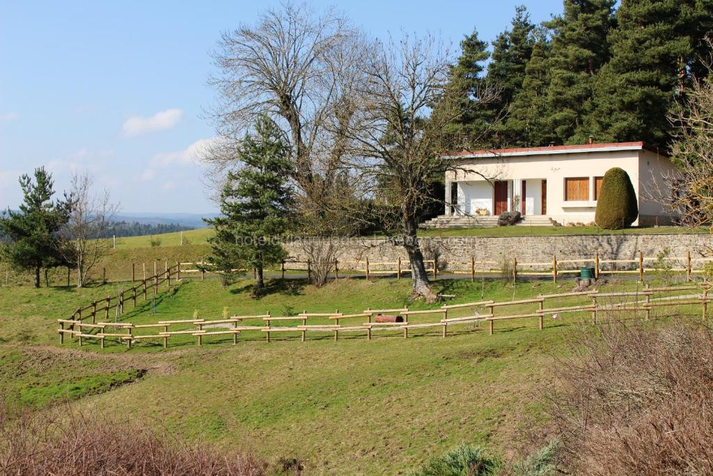 Photo de Maison chaleureuse à Langogne avec vue sur montagne
